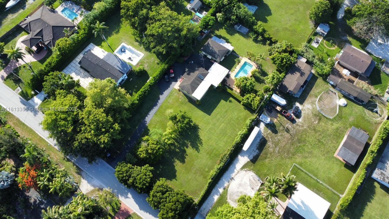 Под контрактом: $1,780,000 (2 спален, 1 ванн, 1949 Квадратных фут)