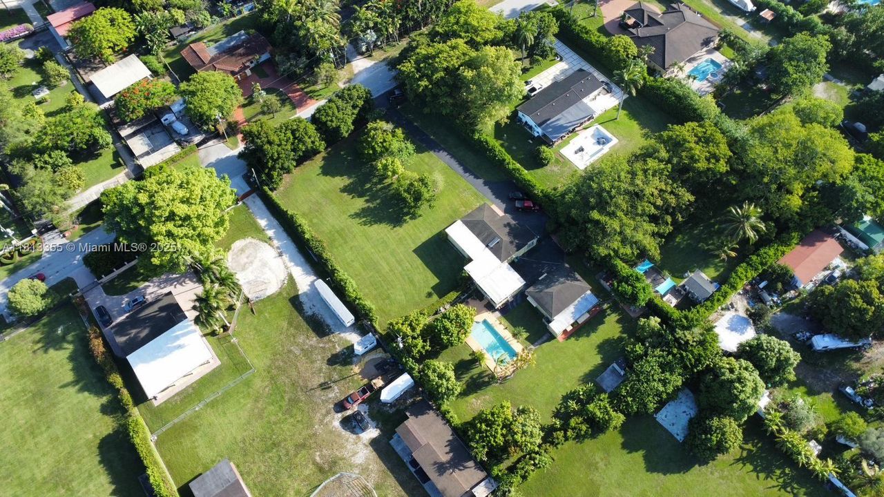 Под контрактом: $1,780,000 (2 спален, 1 ванн, 1949 Квадратных фут)