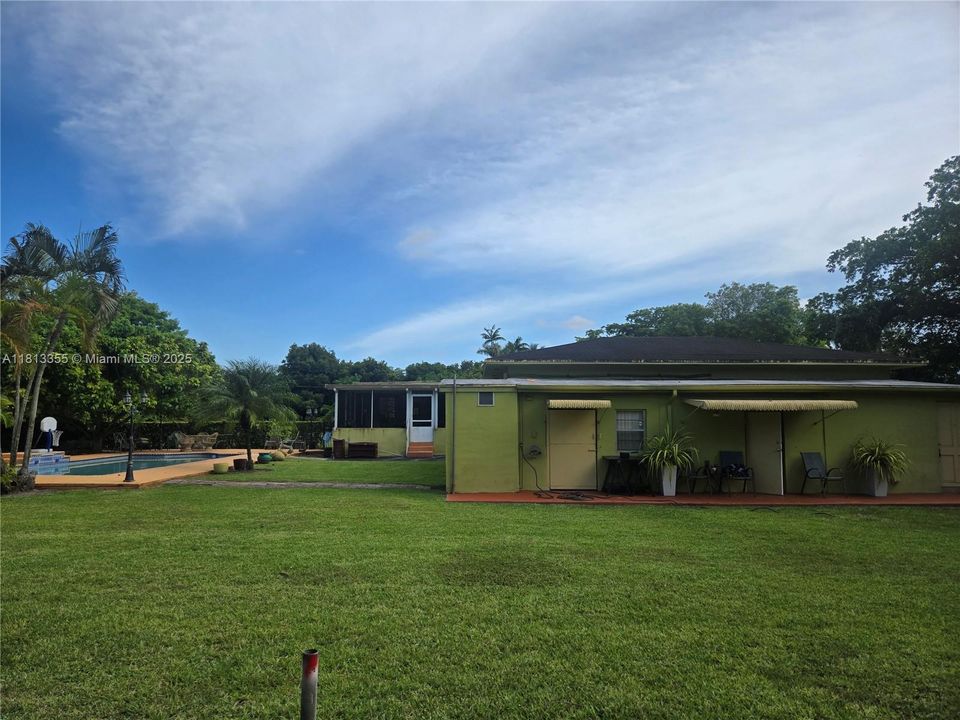 Под контрактом: $1,780,000 (2 спален, 1 ванн, 1949 Квадратных фут)