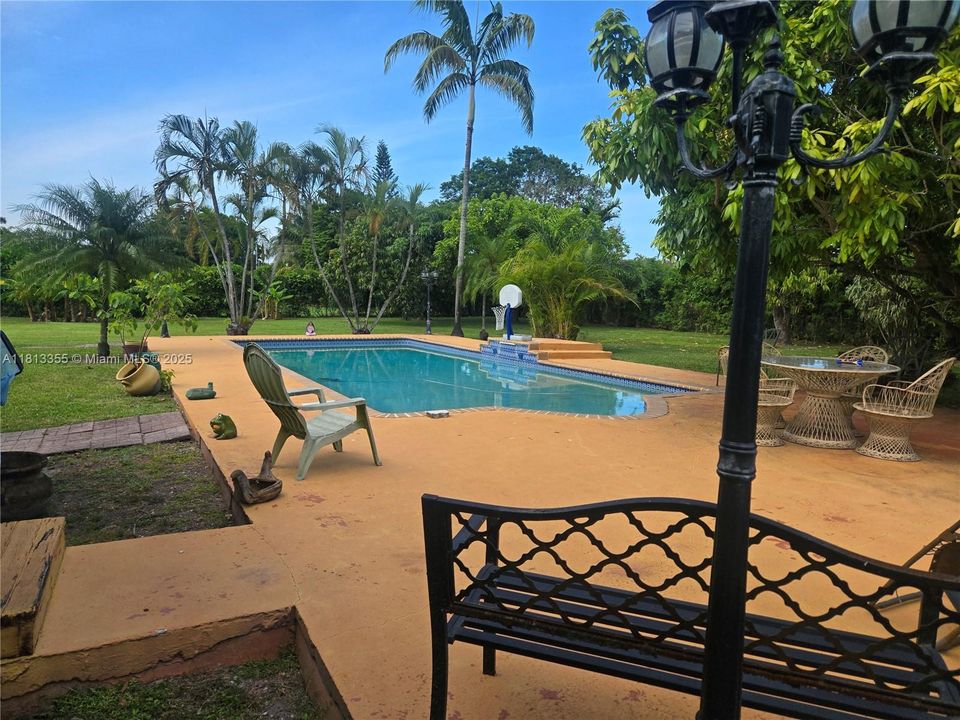 Под контрактом: $1,780,000 (2 спален, 1 ванн, 1949 Квадратных фут)