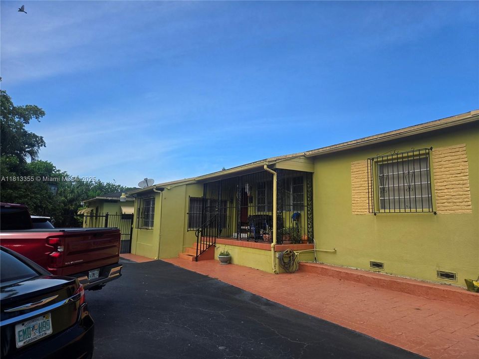 Под контрактом: $1,780,000 (2 спален, 1 ванн, 1949 Квадратных фут)