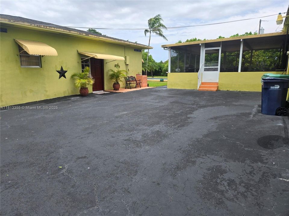 Под контрактом: $1,780,000 (2 спален, 1 ванн, 1949 Квадратных фут)