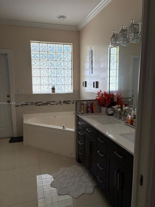 For Sale: $549,000 (3 beds, 2 baths, 1764 Square Feet)