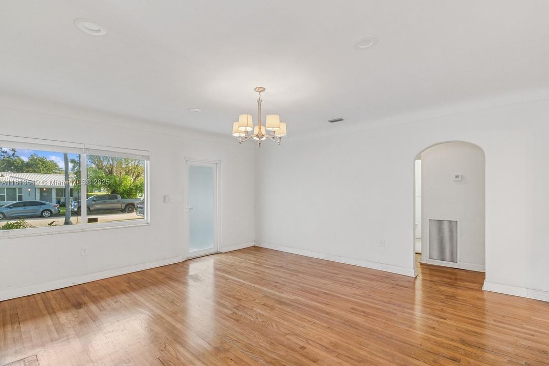 Vendido Recientemente: $800,000 (3 camas, 2 baños, 1921 Pies cuadrados)