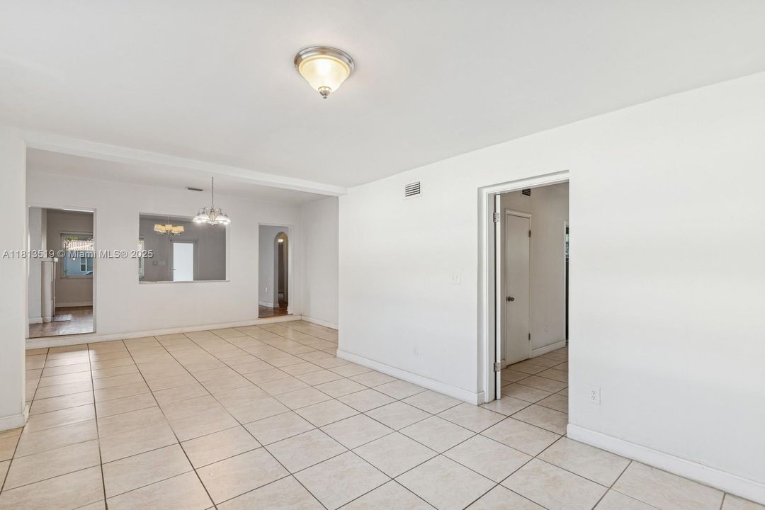 Vendido Recientemente: $800,000 (3 camas, 2 baños, 1921 Pies cuadrados)