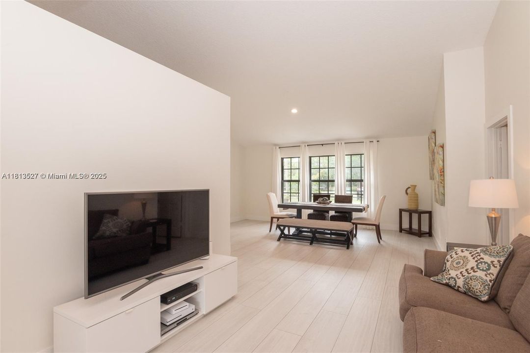 最近租的: $4,400 (3 贝兹, 2 浴室, 2652 平方英尺)