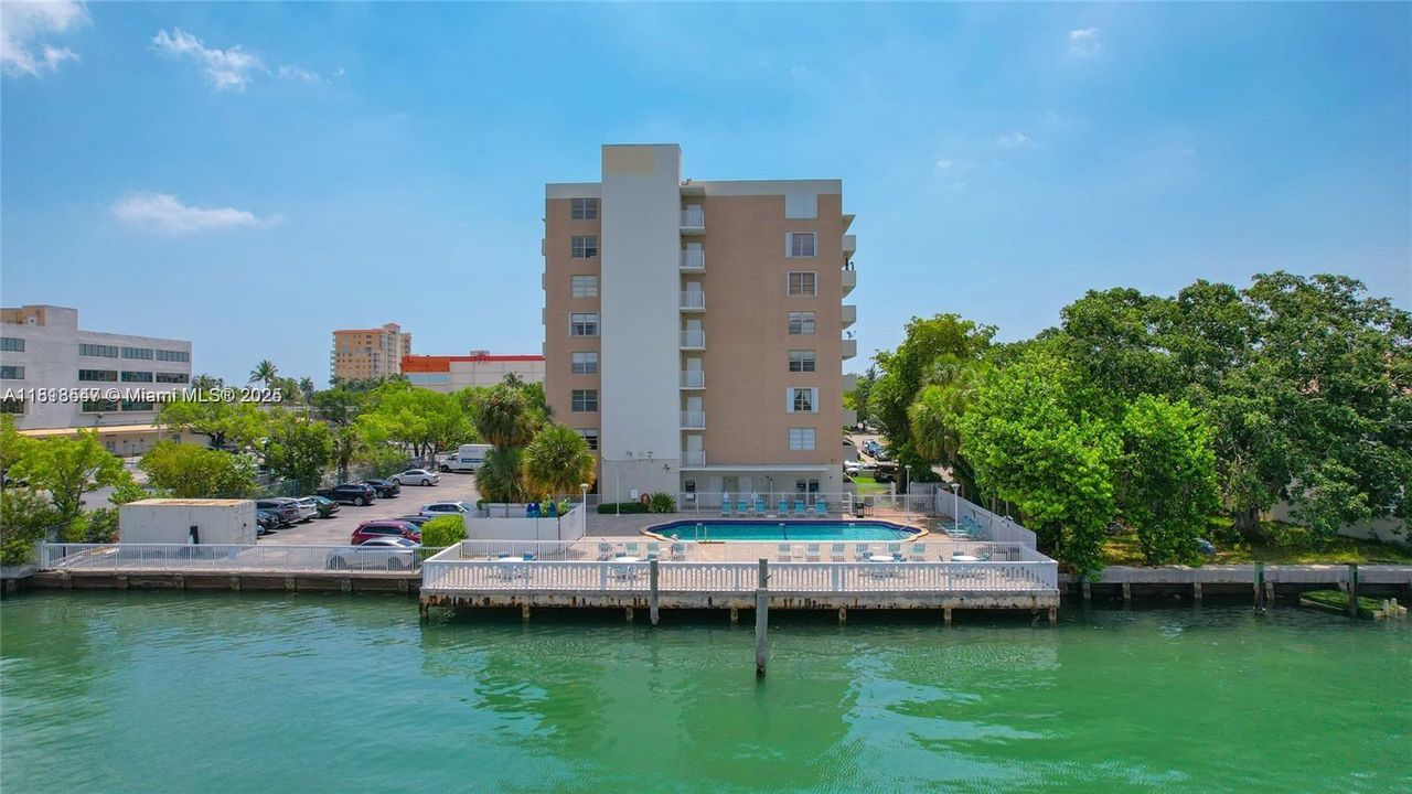 For Sale: $360,000 (2 beds, 2 baths, 1178 Square Feet)