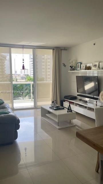 Vendido Recientemente: $549,000 (2 camas, 1 baños, 1086 Pies cuadrados)