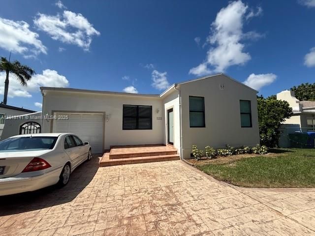 Recently Sold: $1,080,000 (3 beds, 2 baths, 1907 Square Feet)