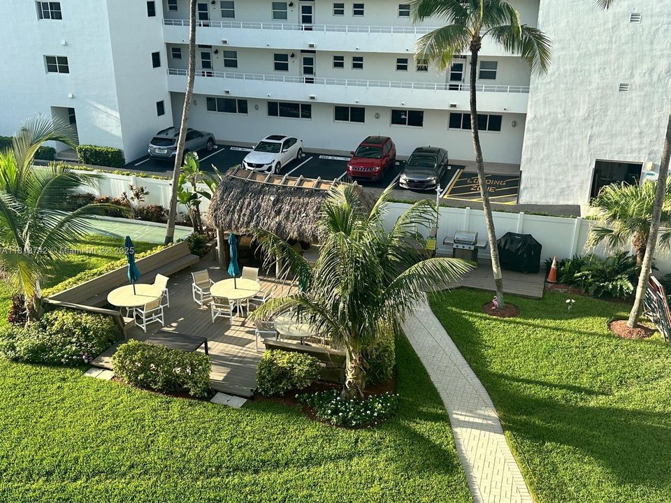 合同活跃: $2,200 (2 贝兹, 2 浴室, 945 平方英尺)