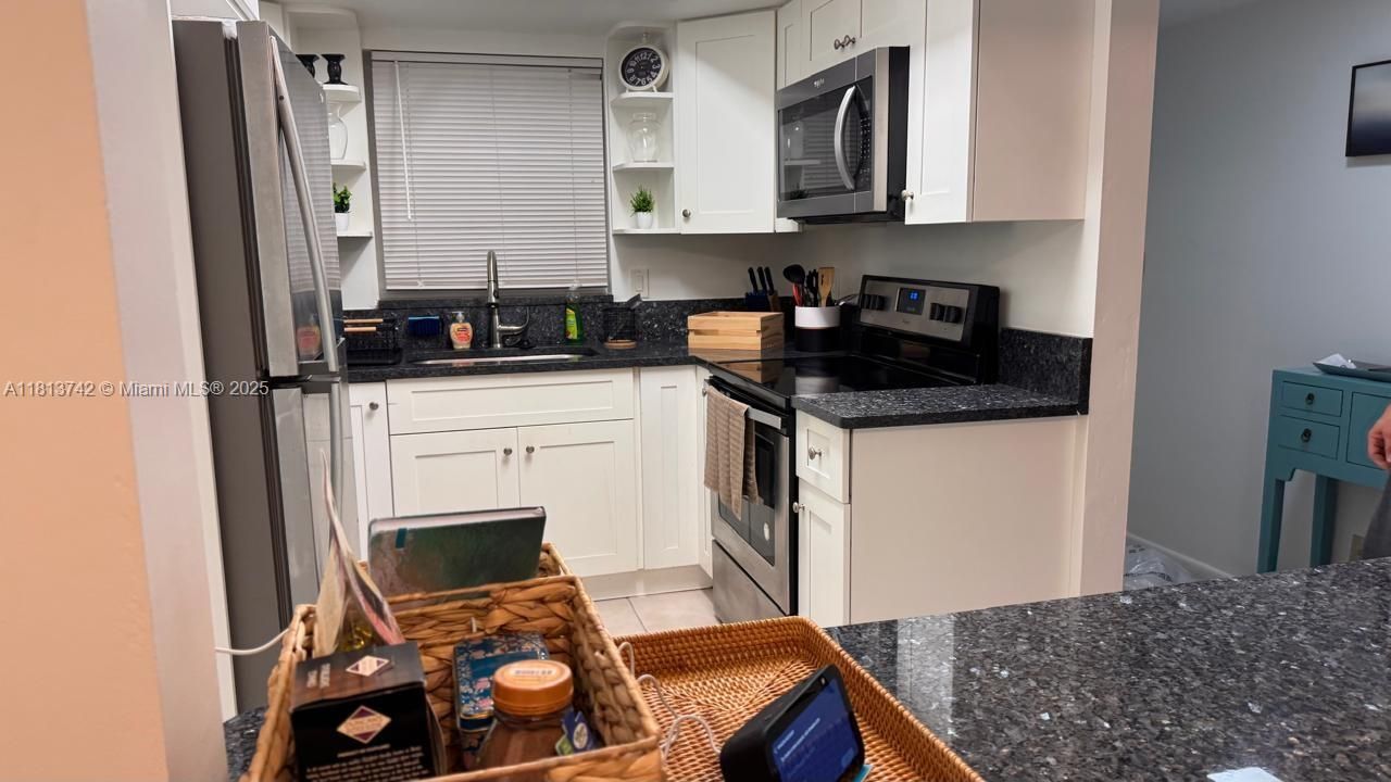 合同活跃: $2,200 (2 贝兹, 2 浴室, 945 平方英尺)