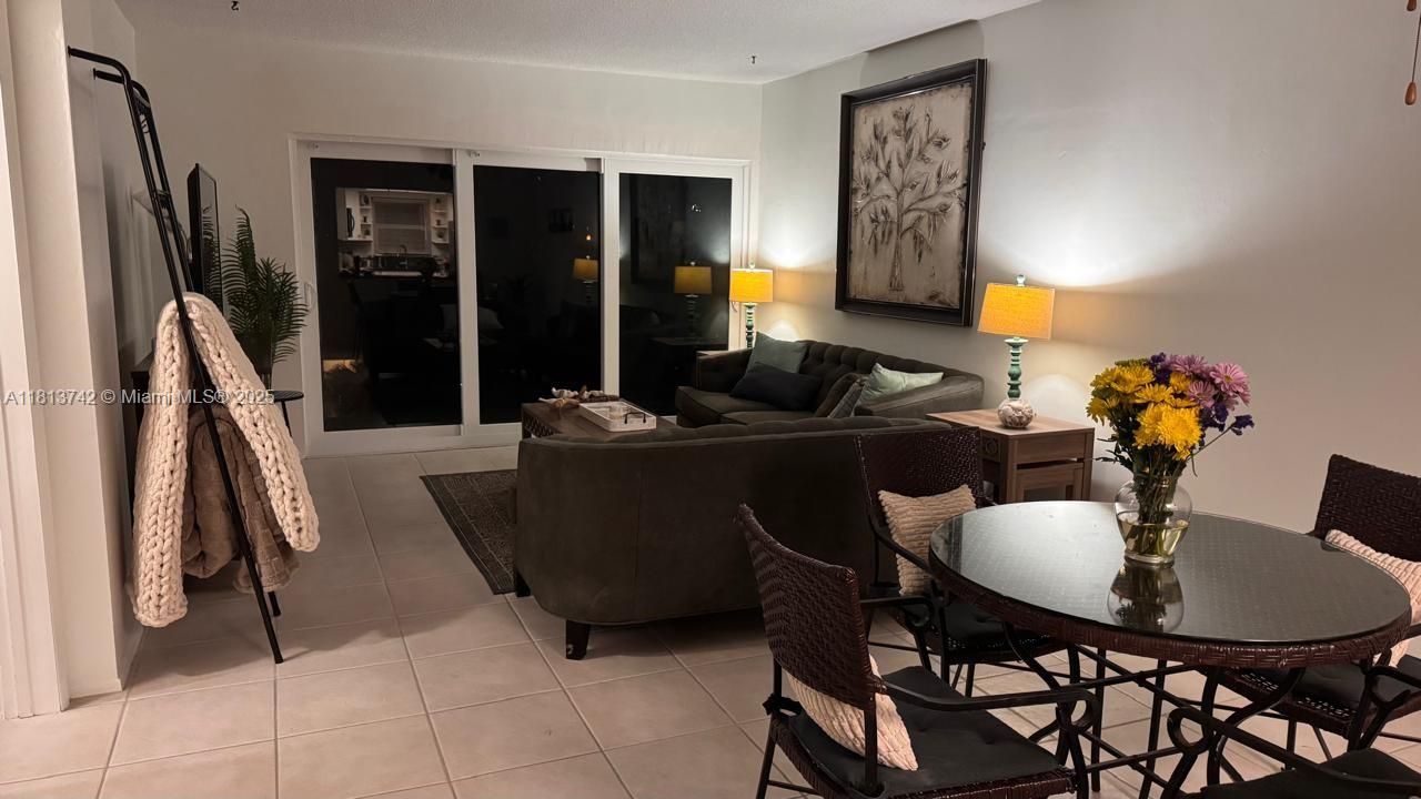 合同活跃: $2,200 (2 贝兹, 2 浴室, 945 平方英尺)