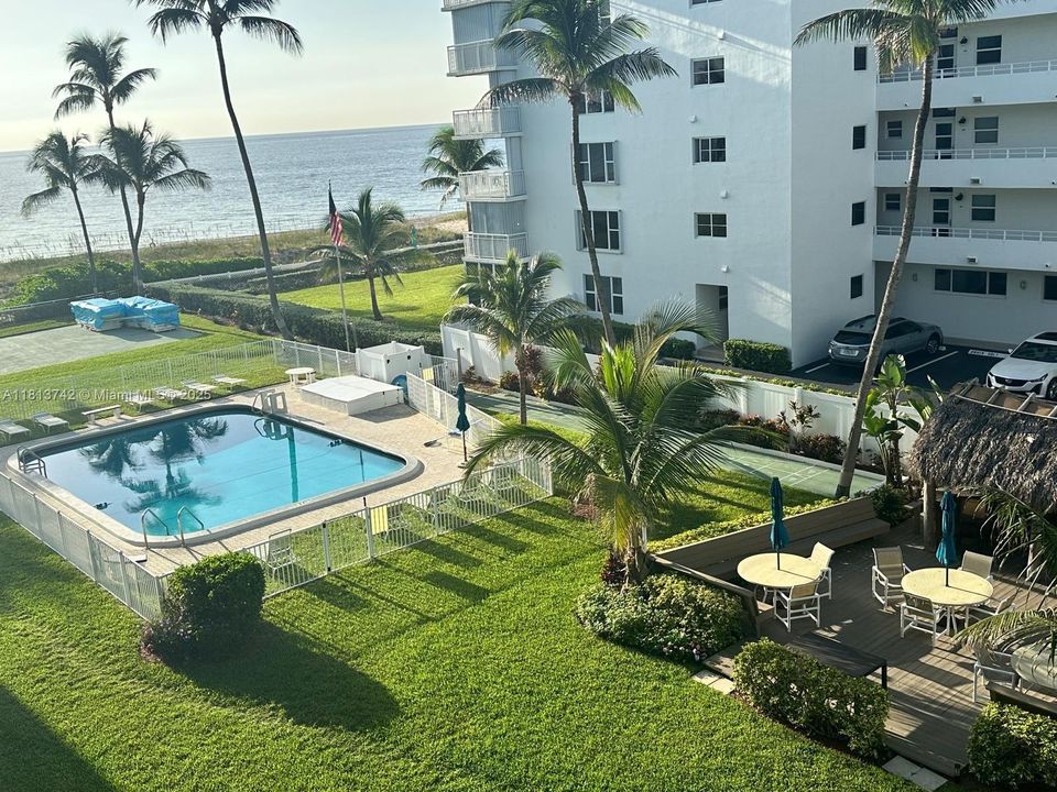 合同活跃: $2,200 (2 贝兹, 2 浴室, 945 平方英尺)