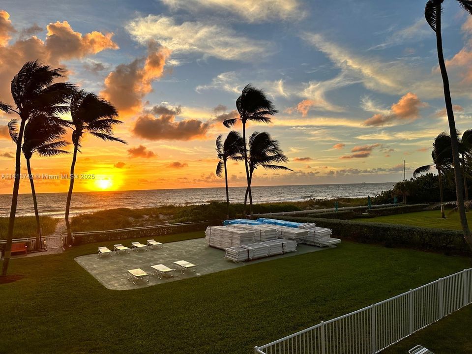 合同活跃: $2,200 (2 贝兹, 2 浴室, 945 平方英尺)