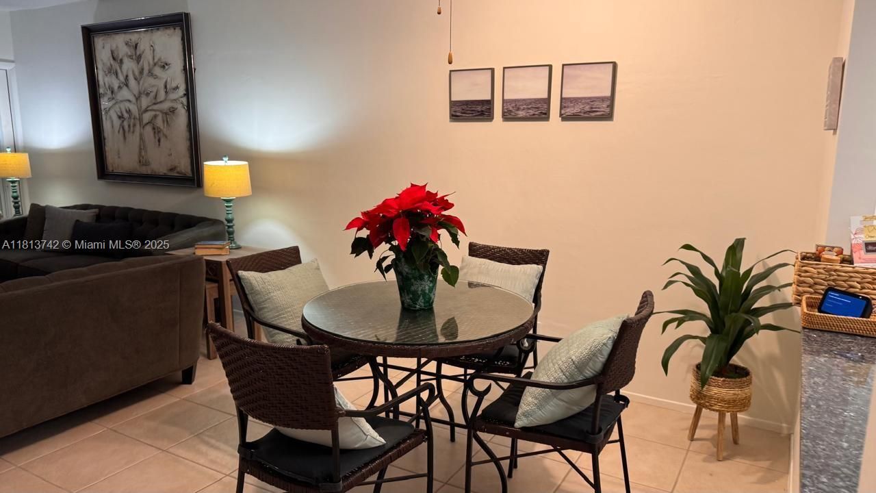 合同活跃: $2,200 (2 贝兹, 2 浴室, 945 平方英尺)