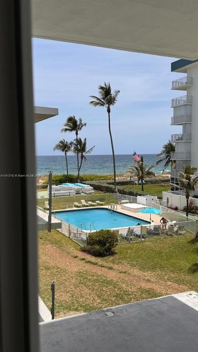 合同活跃: $2,200 (2 贝兹, 2 浴室, 945 平方英尺)