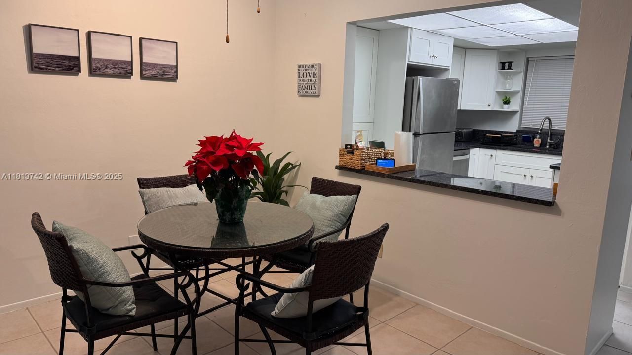 合同活跃: $2,200 (2 贝兹, 2 浴室, 945 平方英尺)