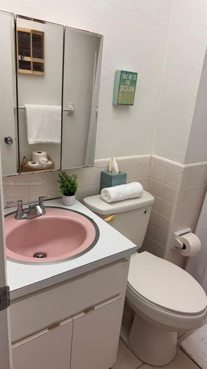 合同活跃: $2,200 (2 贝兹, 2 浴室, 945 平方英尺)