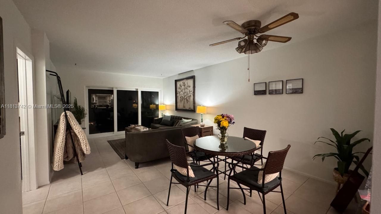 合同活跃: $2,200 (2 贝兹, 2 浴室, 945 平方英尺)