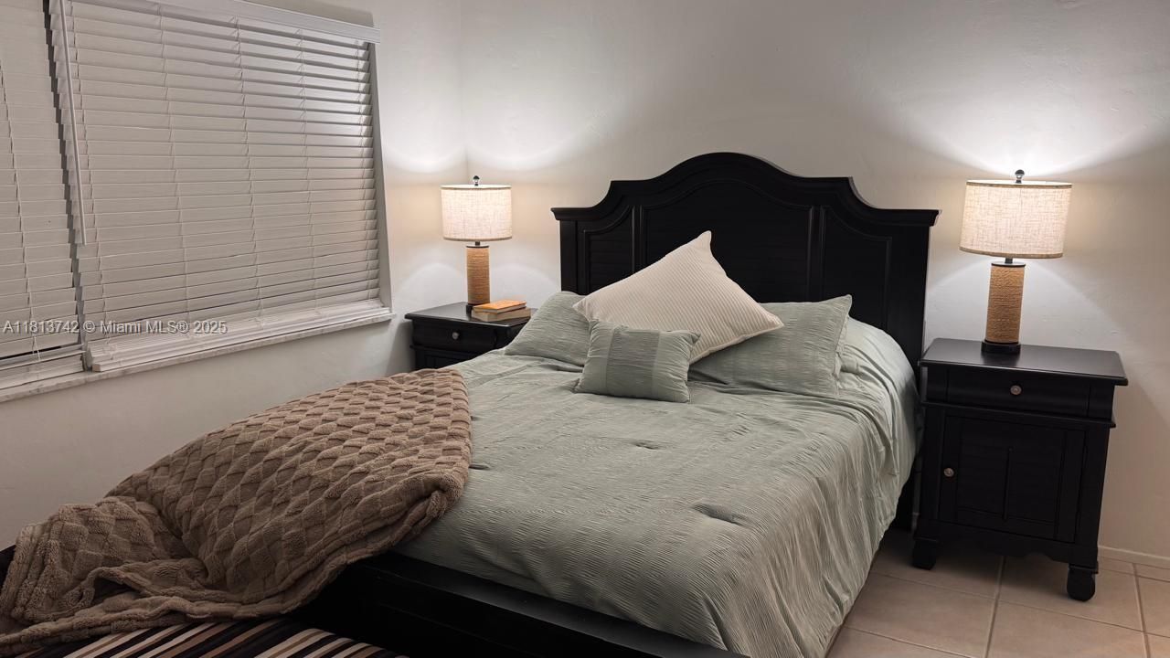 合同活跃: $2,200 (2 贝兹, 2 浴室, 945 平方英尺)