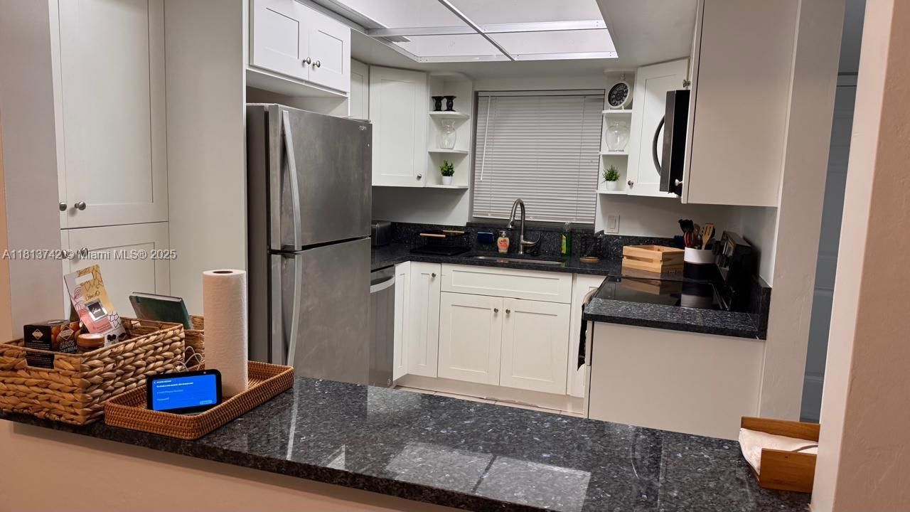 合同活跃: $2,200 (2 贝兹, 2 浴室, 945 平方英尺)