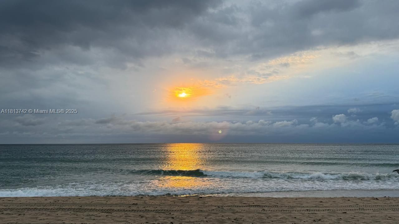 合同活跃: $2,200 (2 贝兹, 2 浴室, 945 平方英尺)