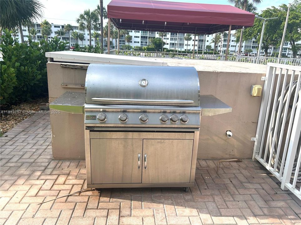 For Sale: $184,900 (1 beds, 1 baths, 644 Square Feet)