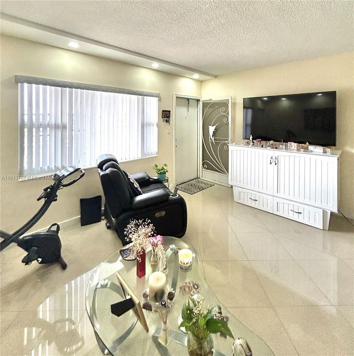 For Sale: $184,900 (1 beds, 1 baths, 644 Square Feet)