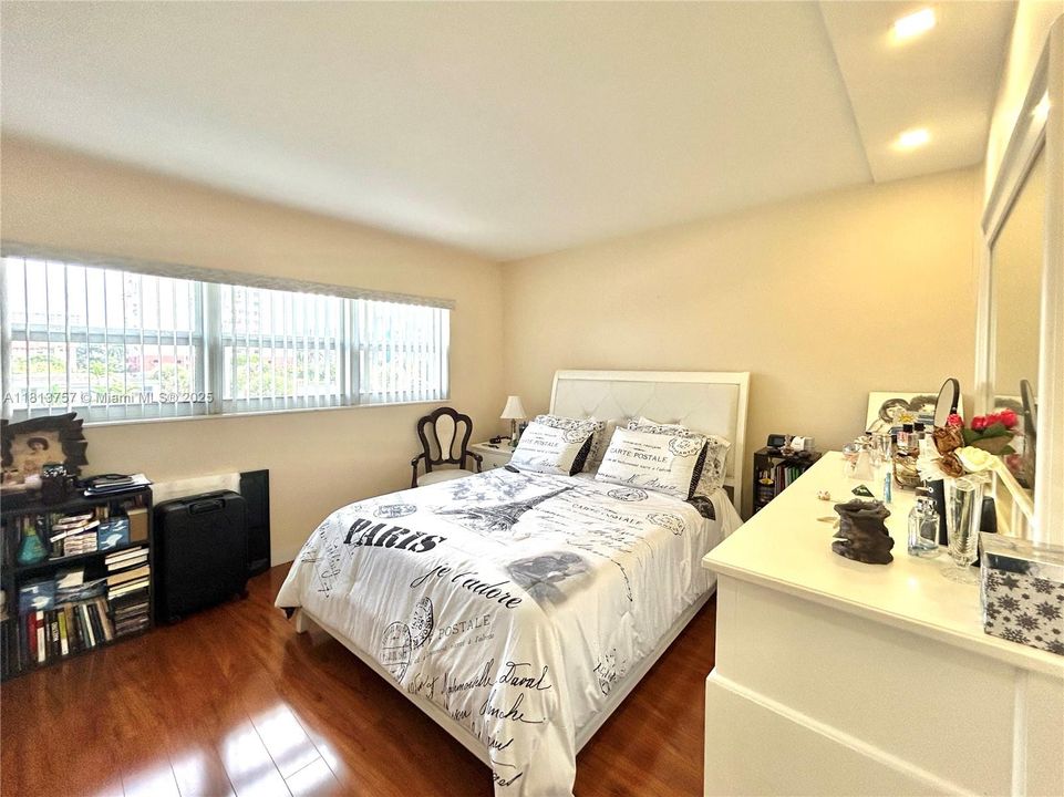 For Sale: $184,900 (1 beds, 1 baths, 644 Square Feet)