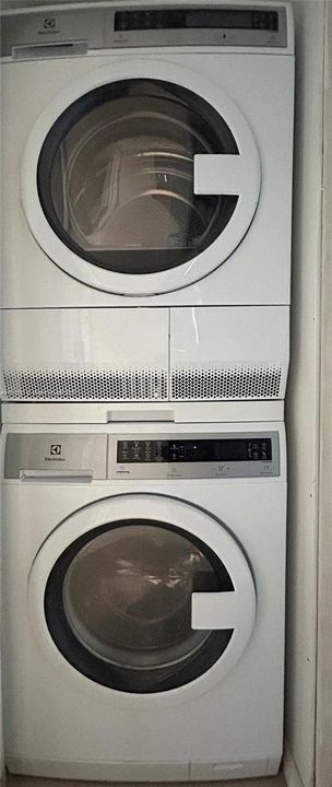 For Sale: $184,900 (1 beds, 1 baths, 644 Square Feet)