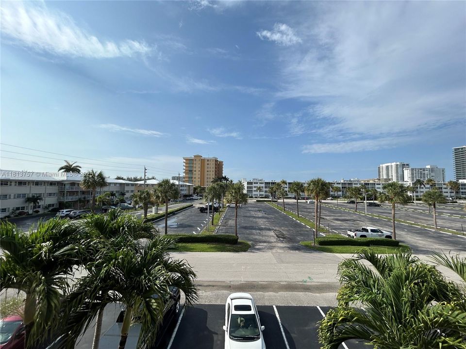 For Sale: $184,900 (1 beds, 1 baths, 644 Square Feet)