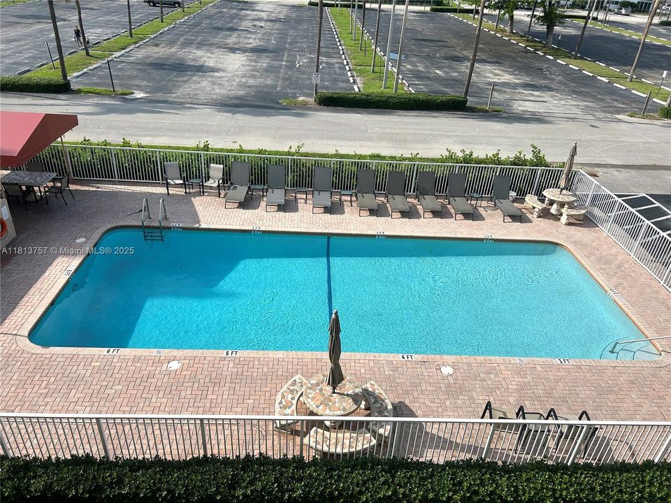 For Sale: $184,900 (1 beds, 1 baths, 644 Square Feet)