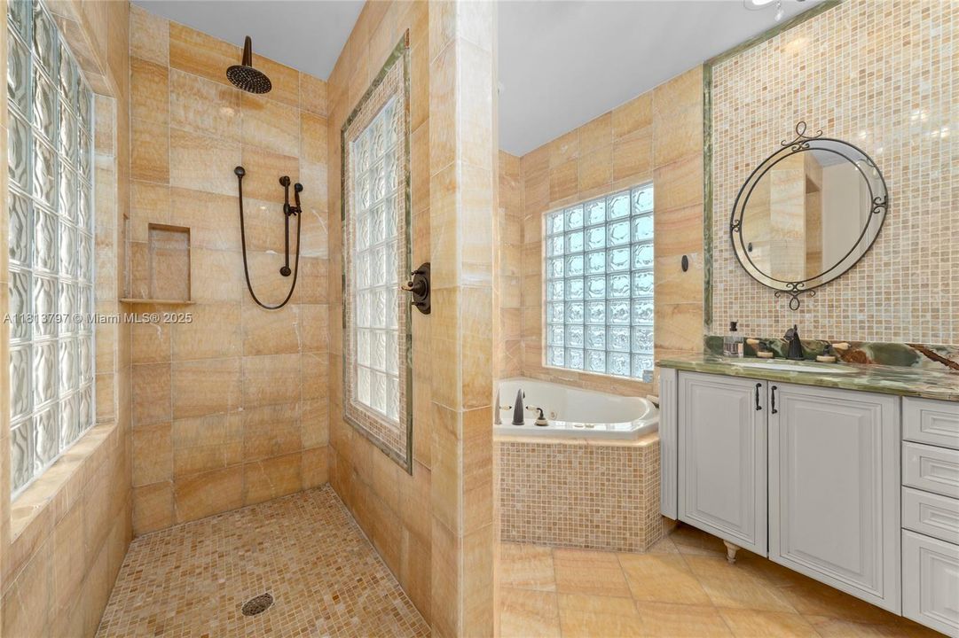 Vendido Recientemente: $3,000,000 (4 camas, 3 baños, 3500 Pies cuadrados)