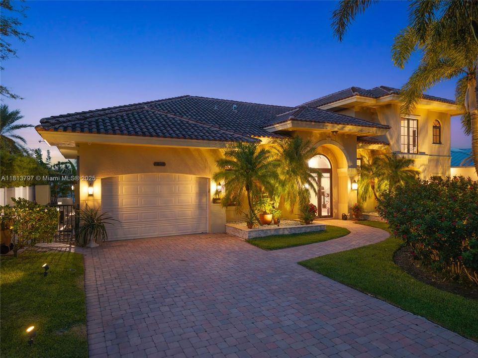 Vendido Recientemente: $3,000,000 (4 camas, 3 baños, 3500 Pies cuadrados)