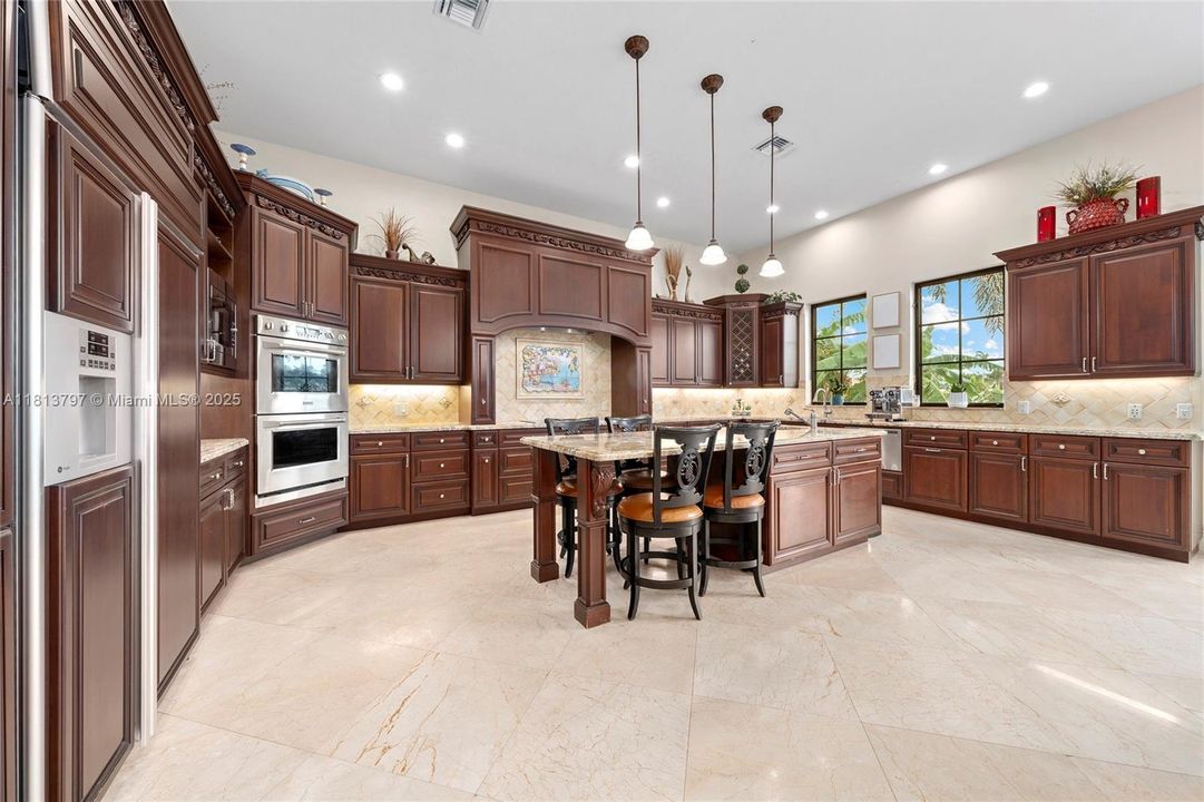 Vendido Recientemente: $3,000,000 (4 camas, 3 baños, 3500 Pies cuadrados)