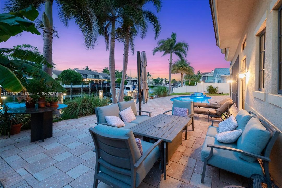 Vendido Recientemente: $3,000,000 (4 camas, 3 baños, 3500 Pies cuadrados)