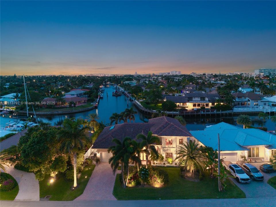 Vendido Recientemente: $3,000,000 (4 camas, 3 baños, 3500 Pies cuadrados)