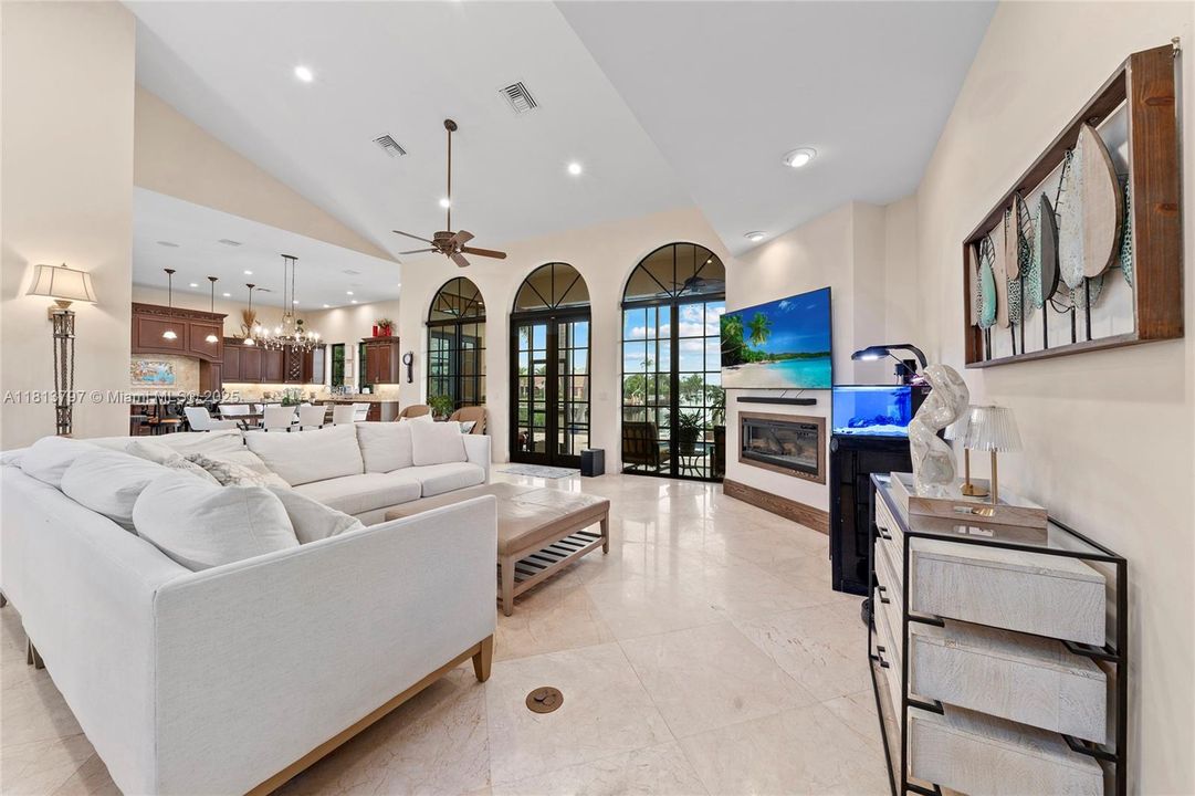 Vendido Recientemente: $3,000,000 (4 camas, 3 baños, 3500 Pies cuadrados)