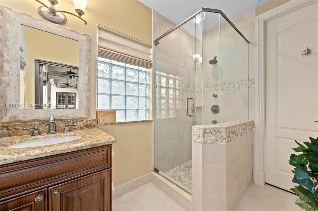 Vendido Recientemente: $3,000,000 (4 camas, 3 baños, 3500 Pies cuadrados)