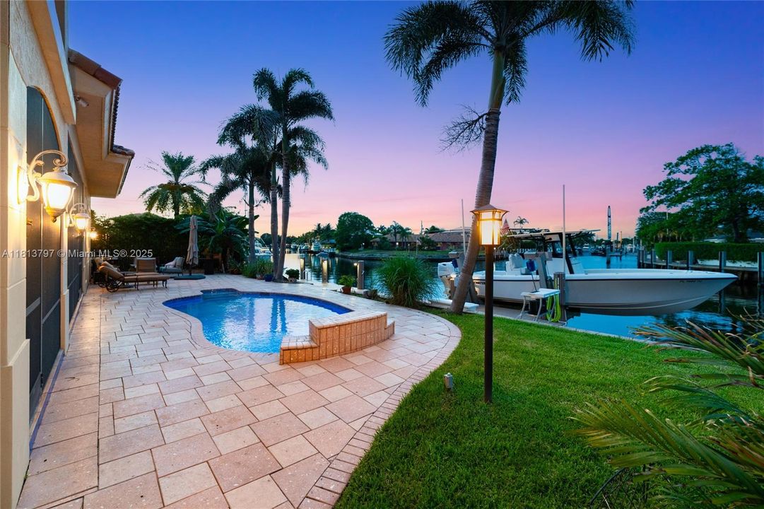 Vendido Recientemente: $3,000,000 (4 camas, 3 baños, 3500 Pies cuadrados)