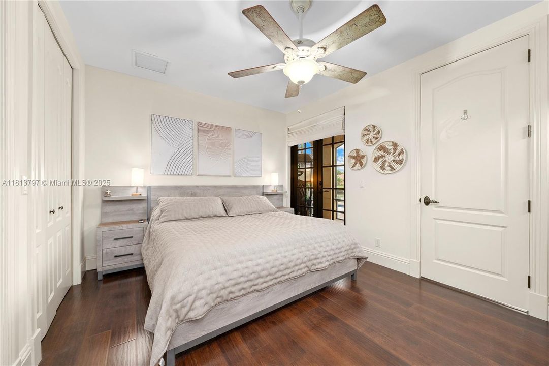 Vendido Recientemente: $3,000,000 (4 camas, 3 baños, 3500 Pies cuadrados)