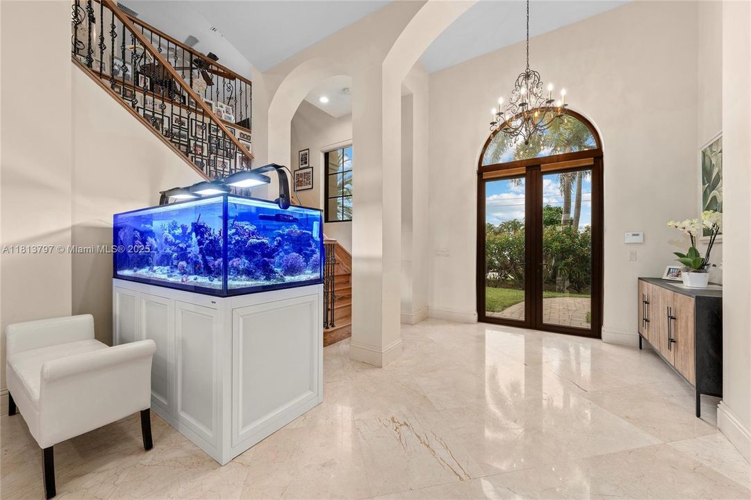 Vendido Recientemente: $3,000,000 (4 camas, 3 baños, 3500 Pies cuadrados)