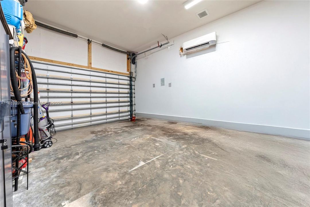 Vendido Recientemente: $3,000,000 (4 camas, 3 baños, 3500 Pies cuadrados)