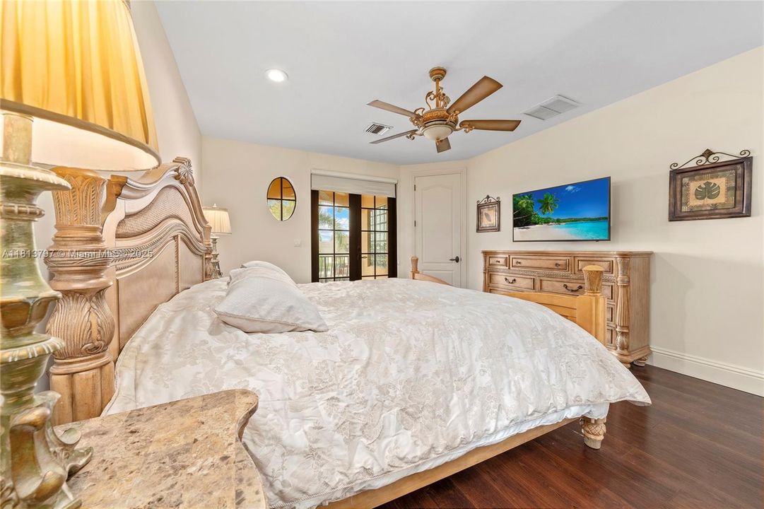 Vendido Recientemente: $3,000,000 (4 camas, 3 baños, 3500 Pies cuadrados)