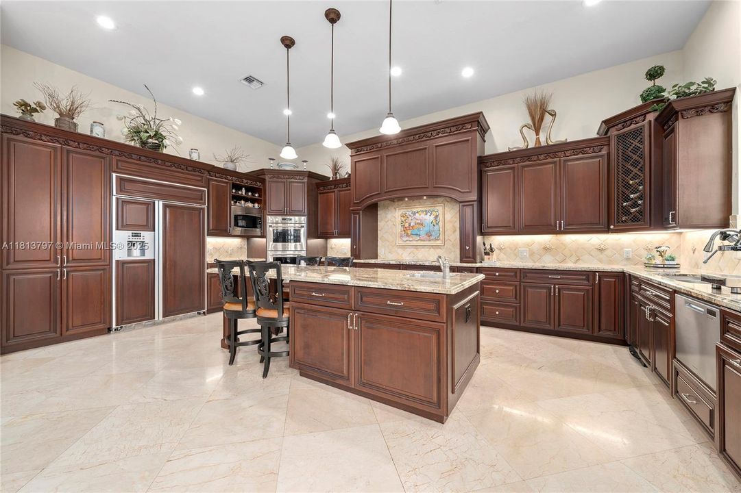 Vendido Recientemente: $3,000,000 (4 camas, 3 baños, 3500 Pies cuadrados)