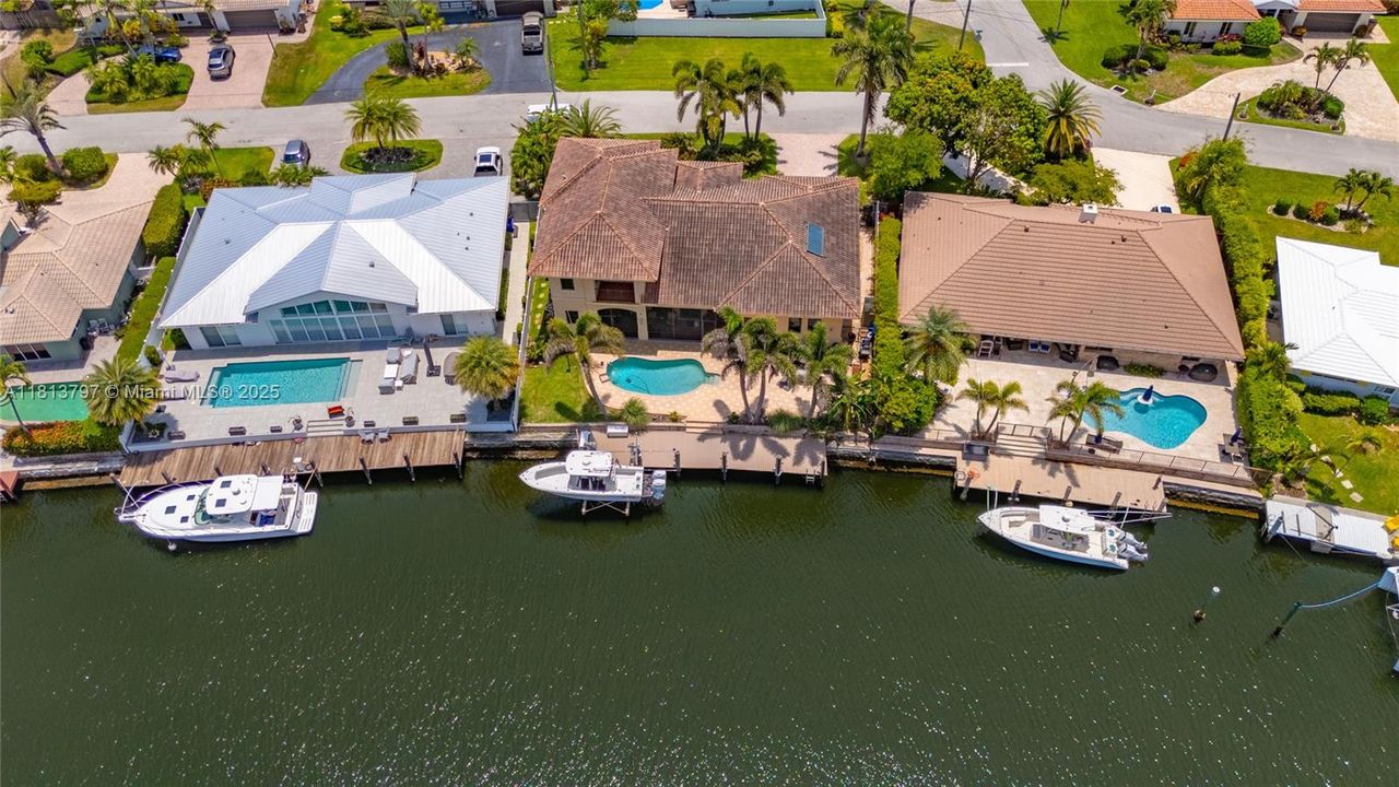 Vendido Recientemente: $3,000,000 (4 camas, 3 baños, 3500 Pies cuadrados)