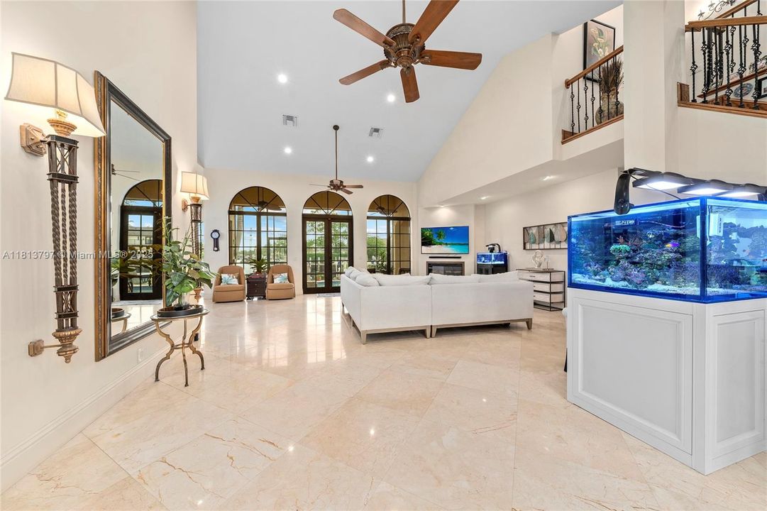 Vendido Recientemente: $3,000,000 (4 camas, 3 baños, 3500 Pies cuadrados)