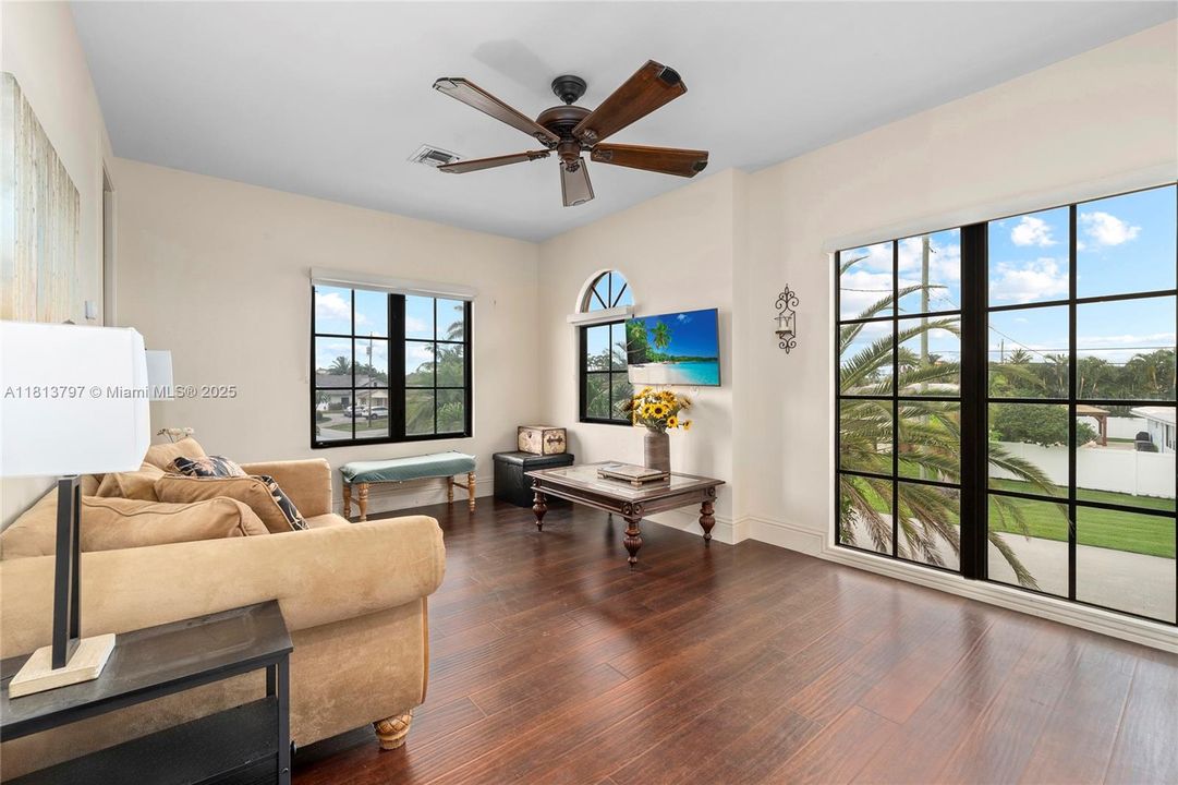 Vendido Recientemente: $3,000,000 (4 camas, 3 baños, 3500 Pies cuadrados)