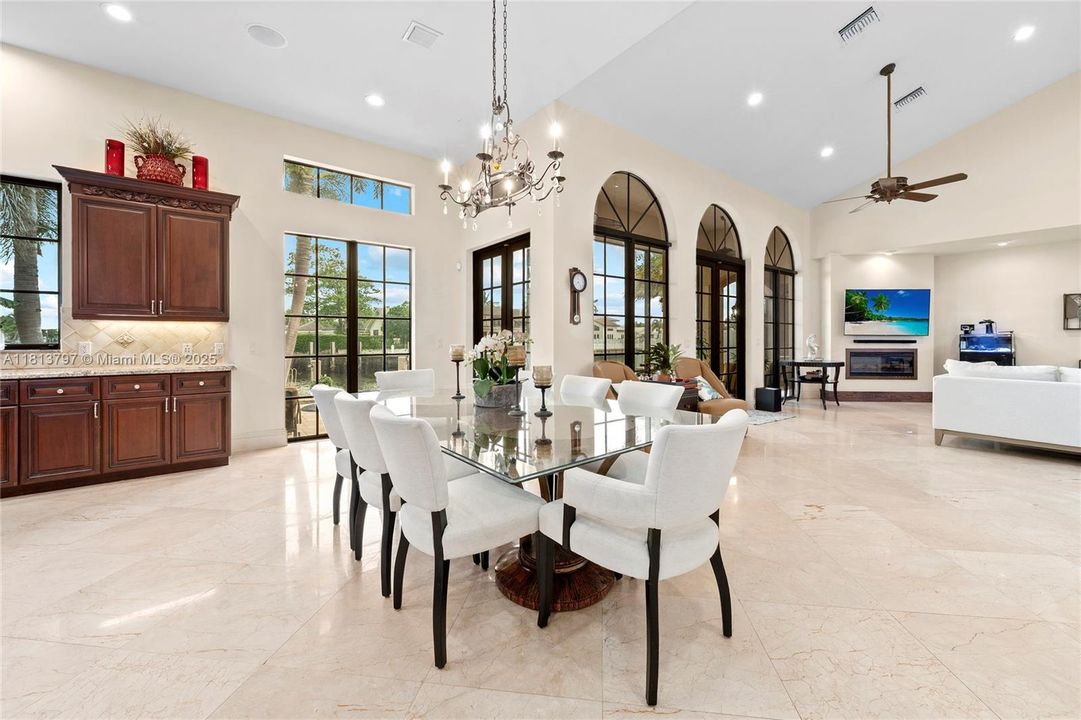 Vendido Recientemente: $3,000,000 (4 camas, 3 baños, 3500 Pies cuadrados)