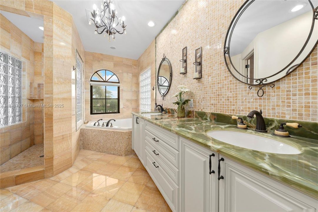 Vendido Recientemente: $3,000,000 (4 camas, 3 baños, 3500 Pies cuadrados)